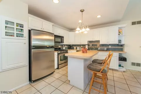 38 Stirling Ln, Wayne, NJ 07470 photo 5