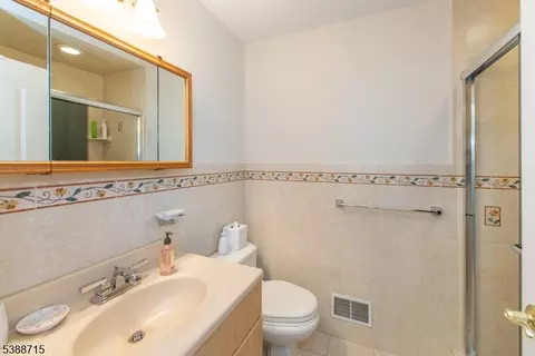 38 Stirling Ln, Wayne, NJ 07470 photo 15