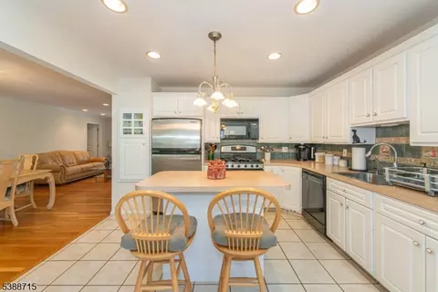 38 Stirling Ln, Wayne, NJ 07470 photo 6