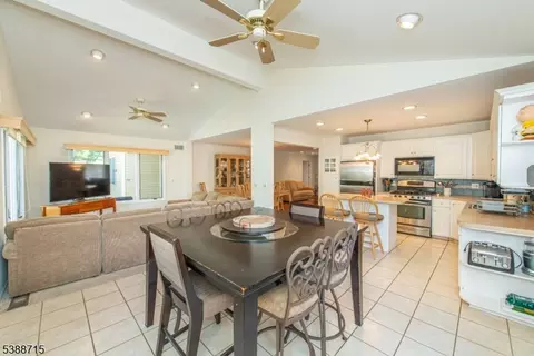 38 Stirling Ln, Wayne, NJ 07470 photo 10