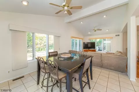 38 Stirling Ln, Wayne, NJ 07470 photo 9