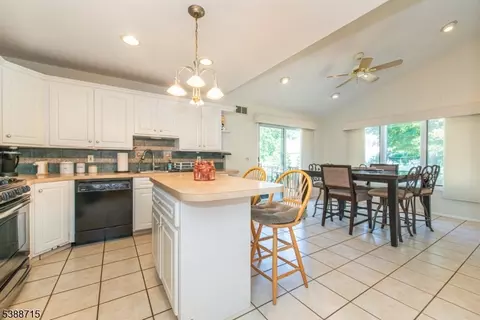 38 Stirling Ln, Wayne, NJ 07470 photo 7