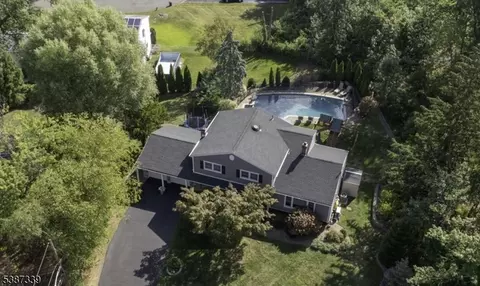 5 Twin Oaks Ct, Parsippany, NJ 07054