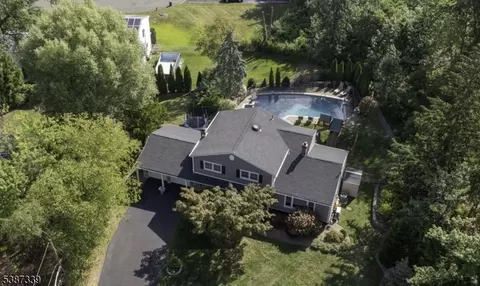 5 Twin Oaks Ct, Parsippany, NJ 07054