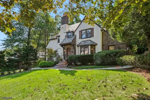 95 Collinwood Rd S, Maplewood, NJ 07040