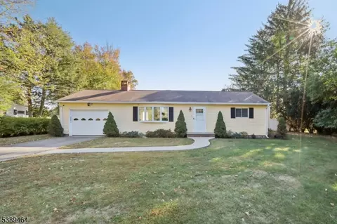 6 Mohawk Trl, West Milford, NJ 07480
