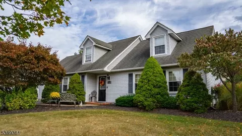 27 Londonderry Dr, Flemington, NJ 08822