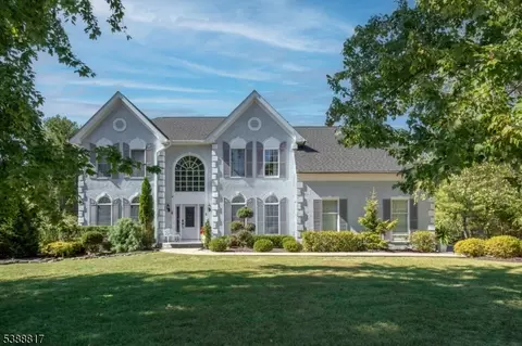 6 Wyckoff Dr, Pittstown, NJ 08867