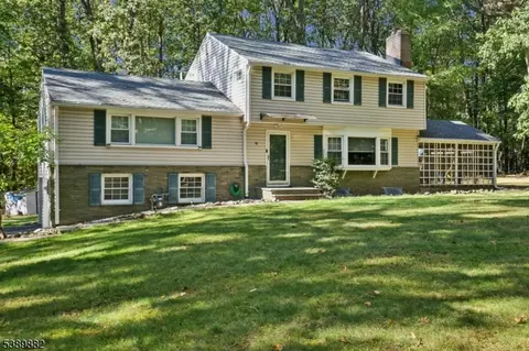 42 Flintlock Rd, Morris Plains, NJ 07950