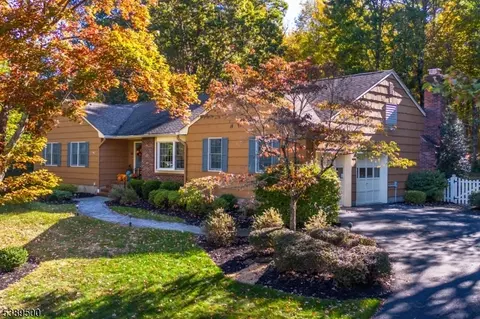 32 Radcliffe Dr, Succasunna, NJ 07876
