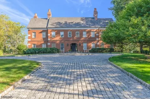 53 Canterbury Ln, Watchung, NJ 07069