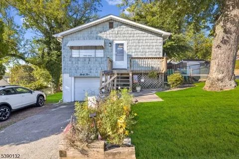 65 Russell St, Woodbridge, NJ 07095