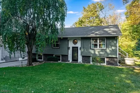 33 Tanglewood Dr, Highland Lakes, NJ 07422
