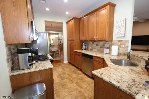 249 Levinberg Ln, Wayne, NJ 07470 photo 11
