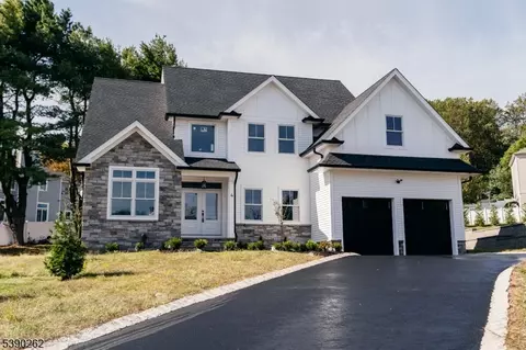 4 Hemlock Cir, Warren, NJ 07059