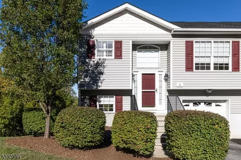 11 Oak Point Dr, Hamburg, NJ 07419