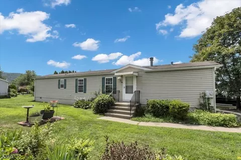 4 Dawn Dr, Belvidere, NJ 07823