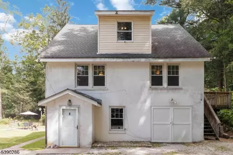 5 Fanwood Ct, Hewitt, NJ 07421