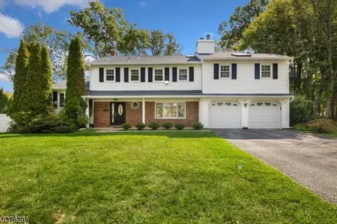 21 New England Dr, Lake Hiawatha, NJ 07034