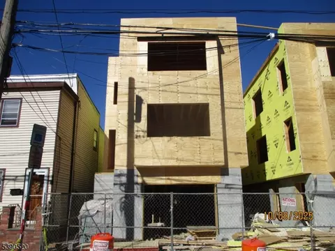 682 N 7th St, Newark, NJ 07107