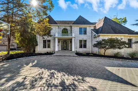 32 Moeser Pl, Old Tappan, NJ 07675