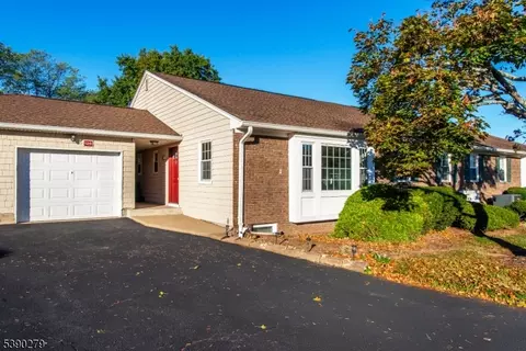 126 Brandywyne Dr, Florham Park, NJ 07932