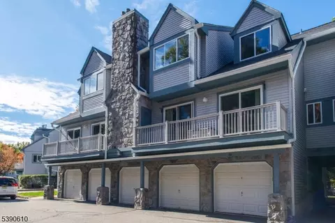 94 Woods Edge Dr, Succasunna, NJ 07876