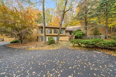 77 Old Cow Pasture Ln, Kinnelon, NJ 07405