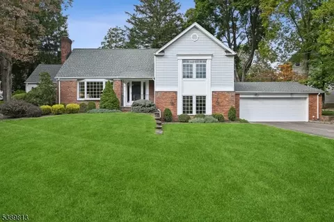 15 East Dr, Livingston, NJ 07039