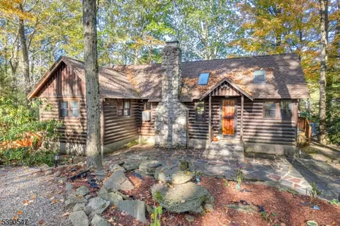 337 E Lakeshore Dr, Highland Lakes, NJ 07422