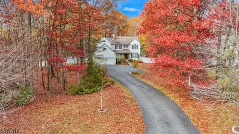 4 Southwoods Ln, Oak Ridge, NJ 07438