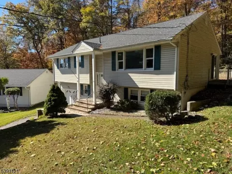 32 Matthews Ter, Bloomingdale, NJ 07403