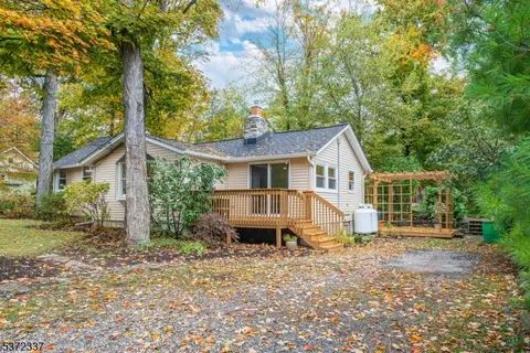 204 Winetka Rd, Highland Lakes, NJ 07422