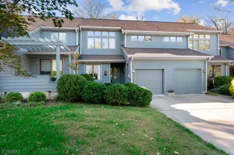 2 Waterford Ct, Lambertville, NJ 08530