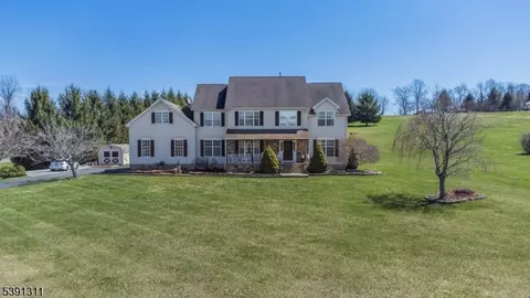 4 Garry Ln, Lafayette, NJ 07848