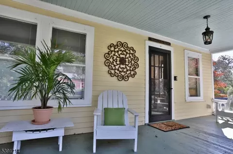 2 2nd St, Califon, NJ 07830