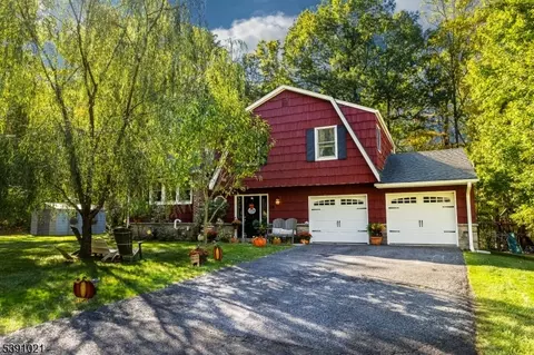 19 S Washington Valley Rd, Long Valley, NJ 07853