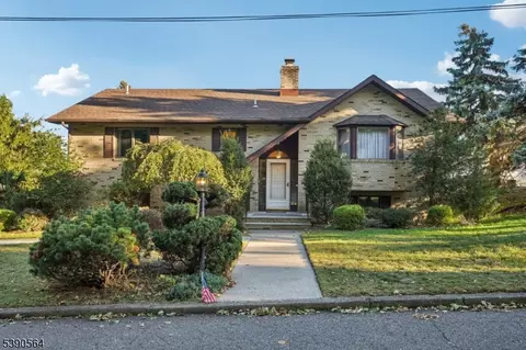 8 Cambridge Rd, Totowa, NJ 07512