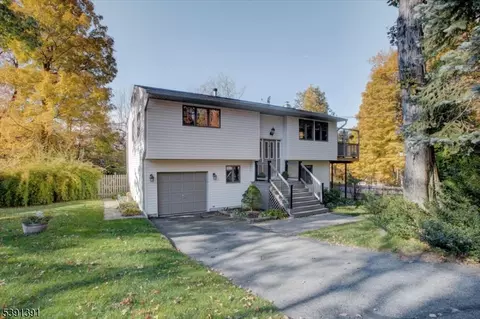 17 Amisa Ct, Highland Lakes, NJ 07422