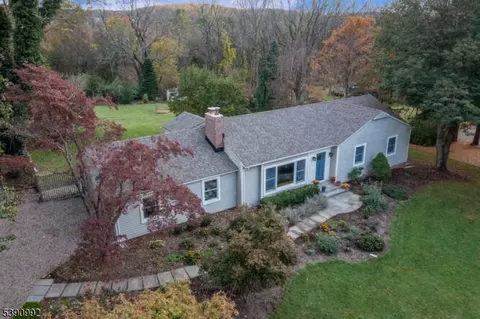 17 Windy Hill Rd, Annandale, NJ 08801