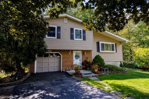 3 Quail Ct, Highland Lakes, NJ 07422