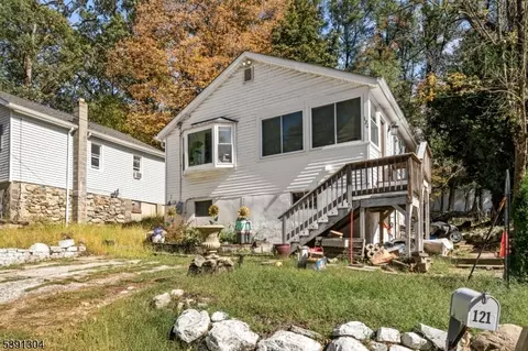 121 Bucknell Trl, Hopatcong, NJ 07843