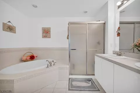 Bath - 545 Coventry Dr, Nutley, NJ 07110 photo 3 of 3