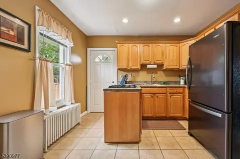30 Everett Pl, Plainfield, NJ 07063 photo 2