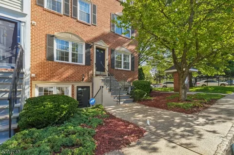 5 Rider Ct, Newark, NJ 07103