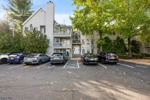 95 Quartz Ln, Paterson, NJ 07501