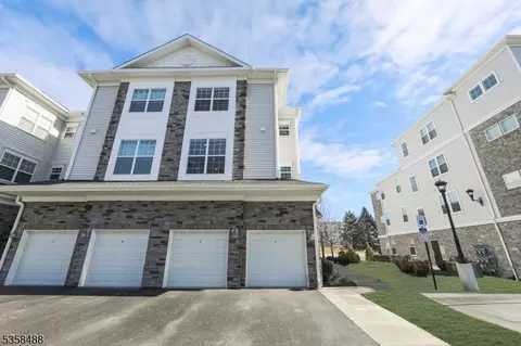 17 Veterans Way, Morris Plains, NJ 07950