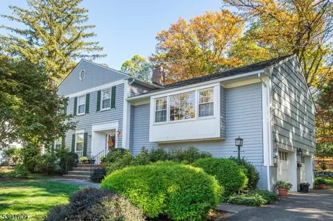 8 Maple Dr, Caldwell, NJ 07006