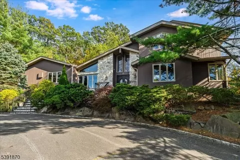 14 Putnam Rd, Livingston, NJ 07039