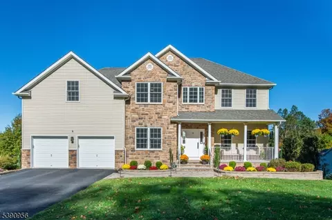 10 Salmon Ct, Budd Lake, NJ 07828